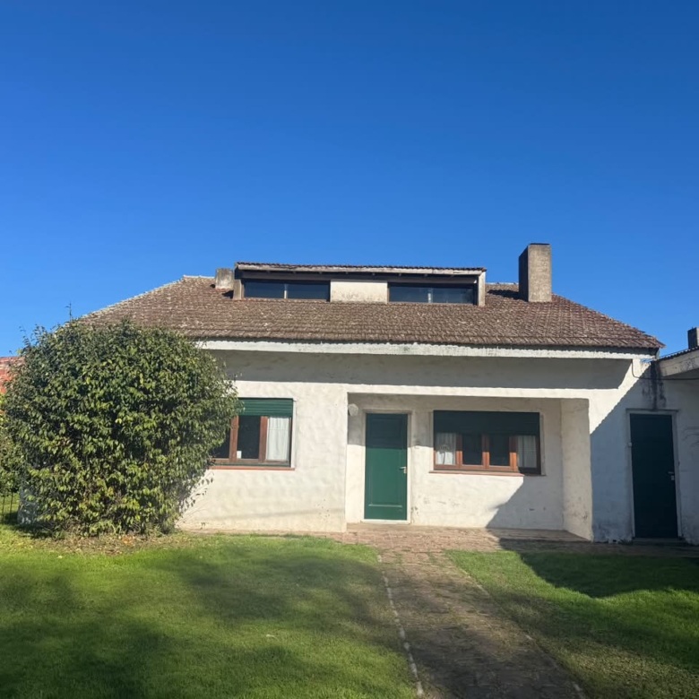 Casa c/ Depto en Venta en Av Favaloro e/ calles 38 y 40