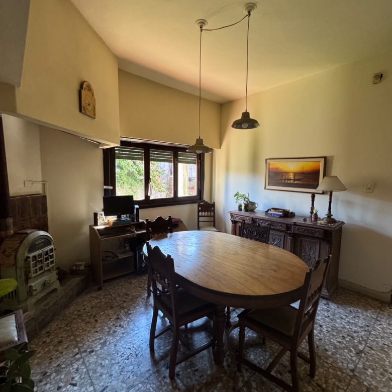 Casa c/ Depto en Venta en Av Favaloro e/ calles 38 y 40