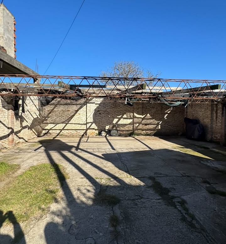 Casa c/ Depto en Venta en Av Favaloro e/ calles 38 y 40
