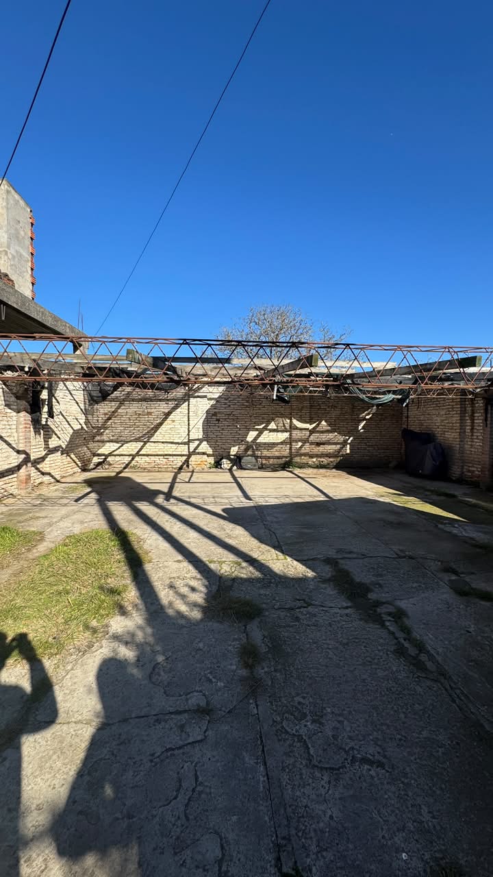 Casa c/ Depto en Venta en Av Favaloro e/ calles 38 y 40