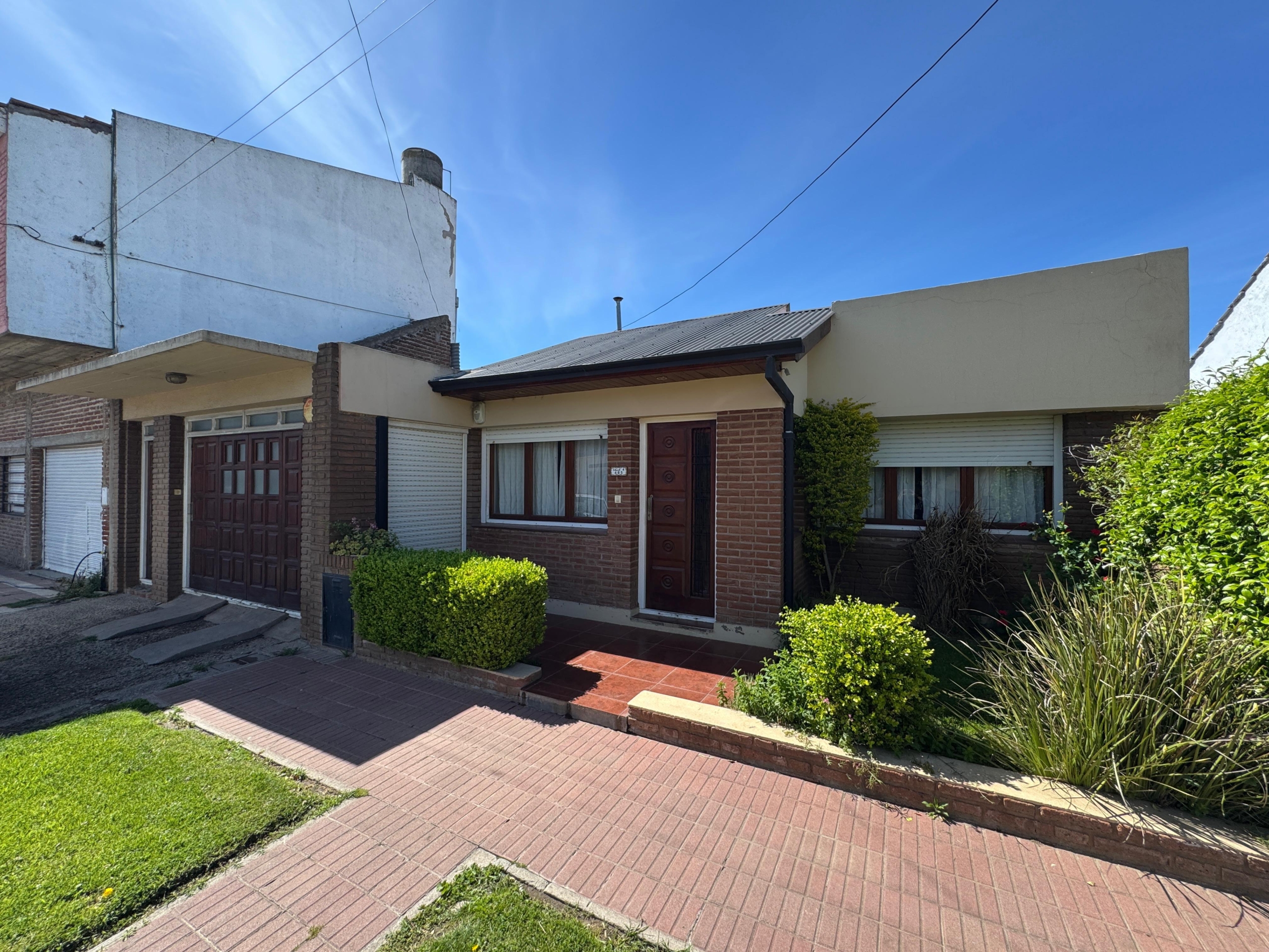 855d4184-56cd-4a05-8732-bc84bc8e1ed5 Casa en Venta en Calle 4 e/ 11 y 13