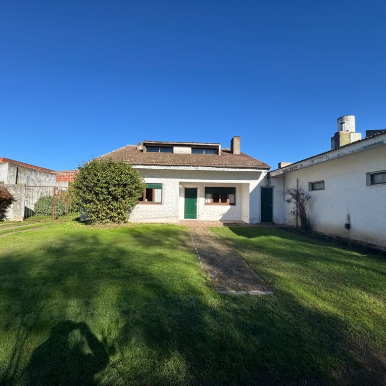 Casa c/ Depto en Venta en Av Favaloro e/ calles 38 y 40