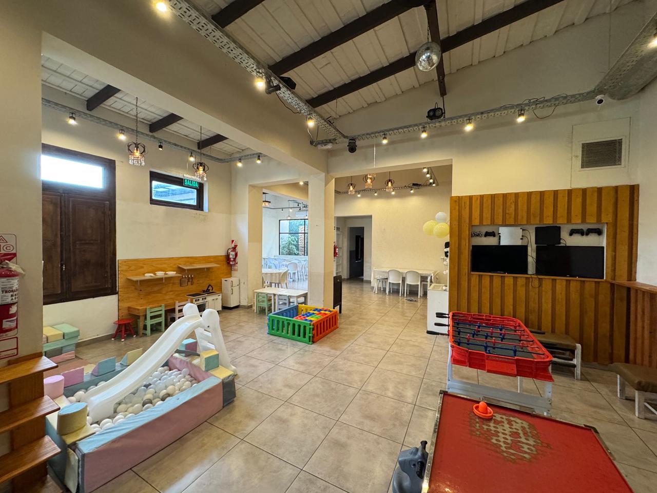 Salon de Fiestas + Local en Venta en Calle 29 e/ 20 y 22