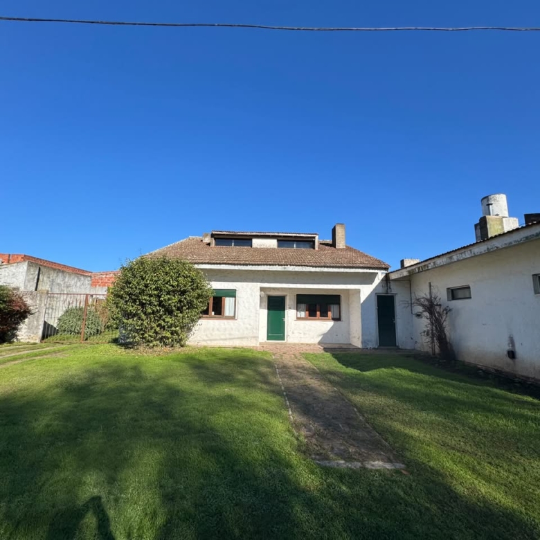 Casa c/ Depto en Venta en Av Favaloro e/ calles 38 y 40